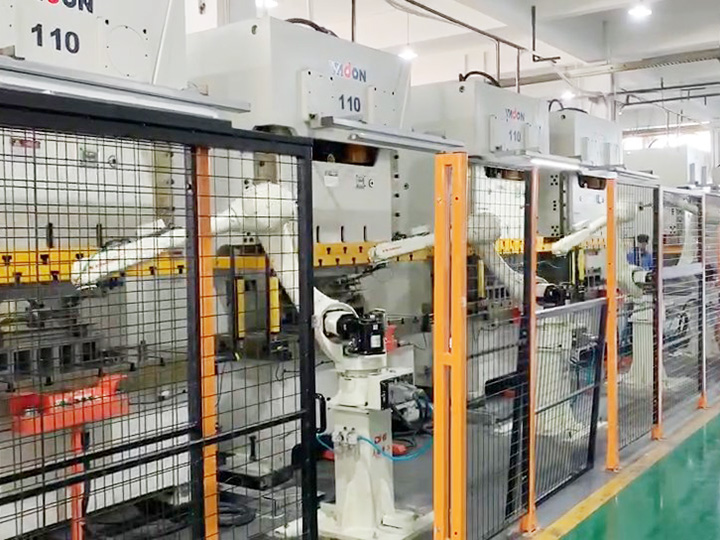 Carga y descarga automática de materiales por robot