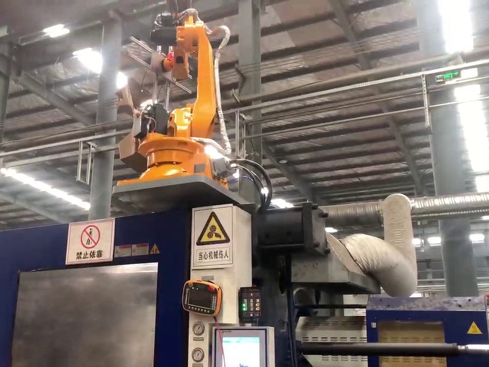 Aplicación de la manipulación de robots en la transformación de máquinas de moldeo por inyección