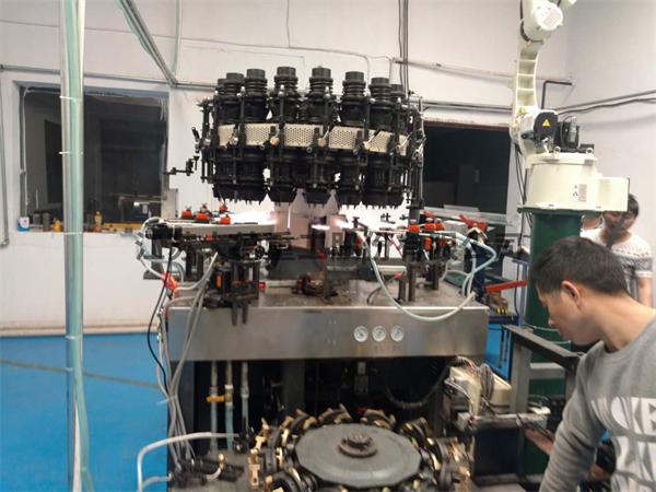 Robot que maneja tubos de vidrio